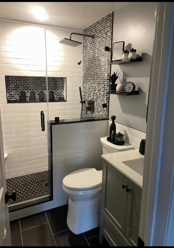 Dark-tiled bathroom with WC — Cardiff & Caerphilly Construction